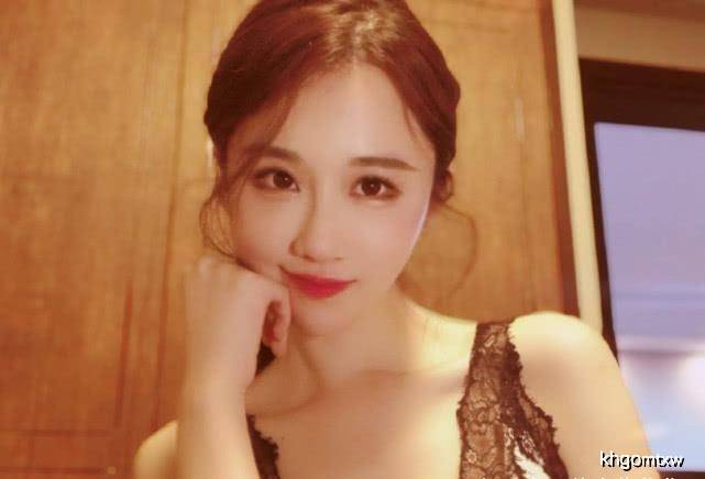 虎牙轩子受邀当吃鸡比赛主持,长腿惹人喜爱,选手却只看腿?