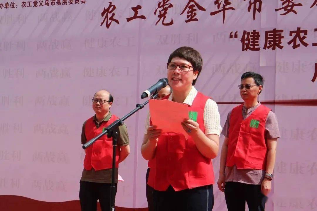 陈镇浙江天驰服饰有限公司举行,中共金华市委统战部常务副部长蓝跃军