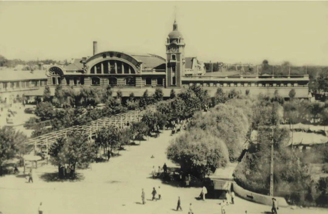 京奉铁路正阳门东站"1901年老北京站的历史可以追溯到记录了中华民族