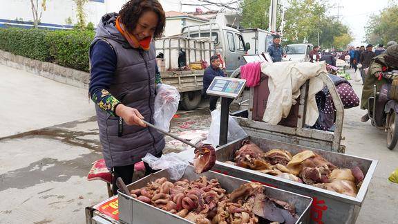 山东杀猪姐宰猪做烧肉26年猪大肠25一斤集上2盘货不够卖