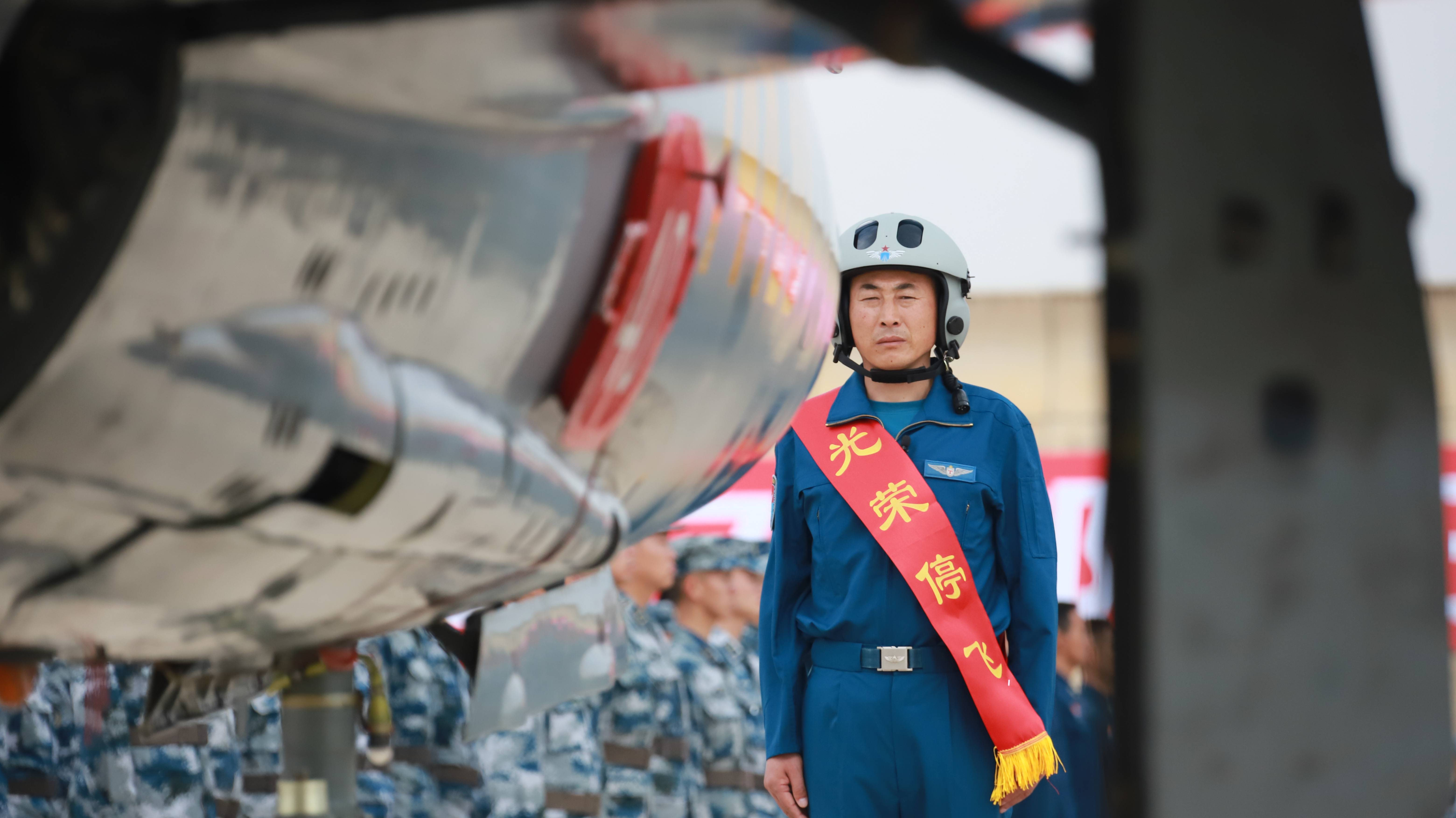 5290小时中国空军歼击机飞行纪录保持者光荣停飞