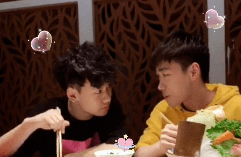 不求人参观晚玉的豪宅,被惊得说不出话,纯金天花板都看呆了