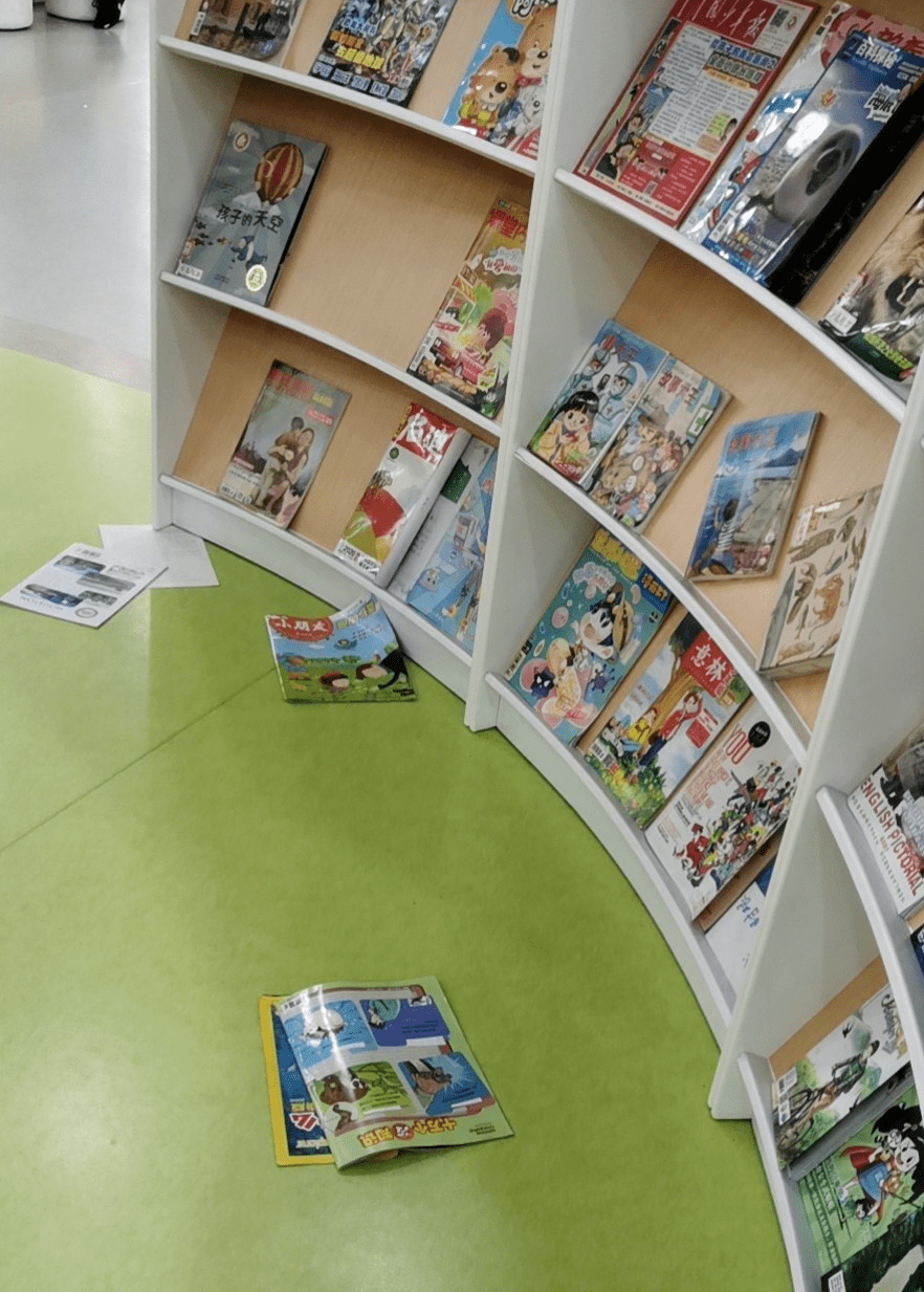 但在图书馆这种公共场合,还是要"隐藏"好我们这种不雅行为哒"我要躺着