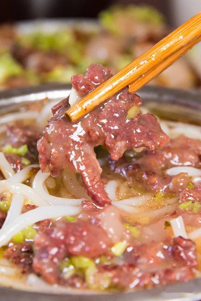嗦起来真叫一个快乐·牛肉鲜汤·与呈鲜红色的兜汤不同,牛肉鲜汤的
