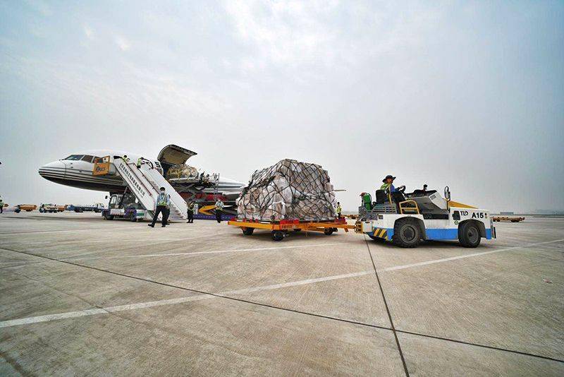 工作人员运送货物.