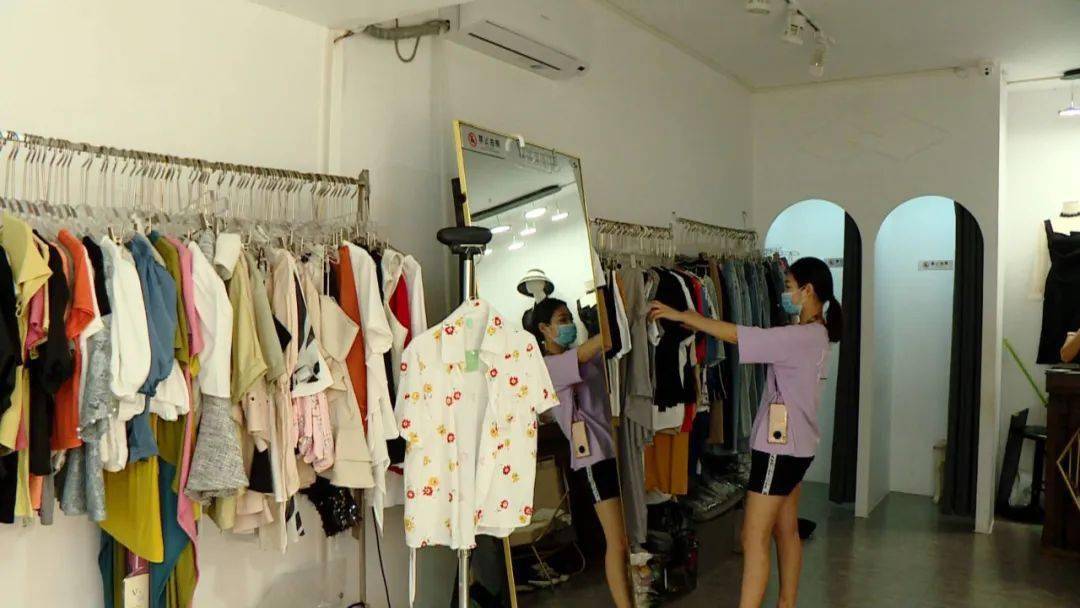 试衣服也要钱?南宁农院路某服装店收取3元试衣费