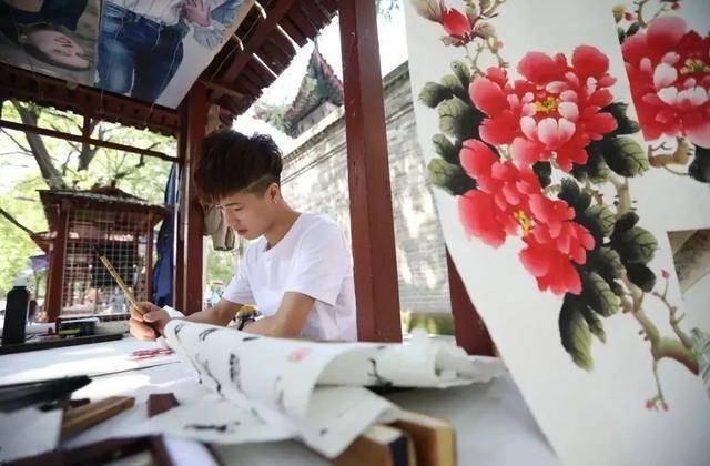 各行各业都在摆地摊,除了吃的和玩的,很多画家们也尝试出来摆摊卖画
