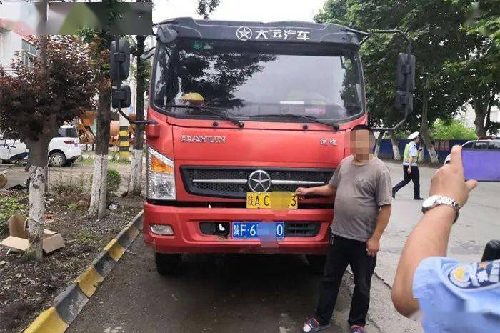 洋县一男子捡到一个陕a的黄色车牌,他"灵机一动"将这个车牌挂在自己的