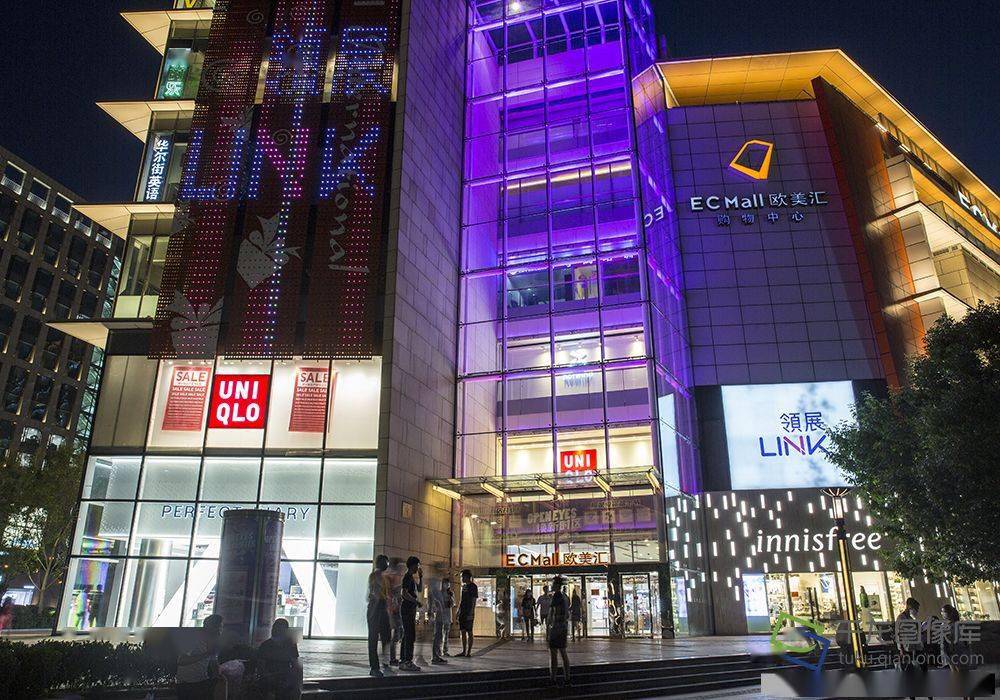 2020年6月7日,北京海淀中关村,新中关购物中心外络绎不绝的顾客.