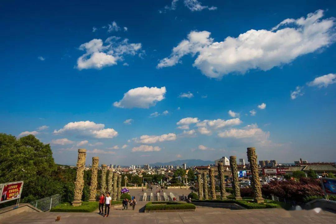 泰山天地广场诗刻解读