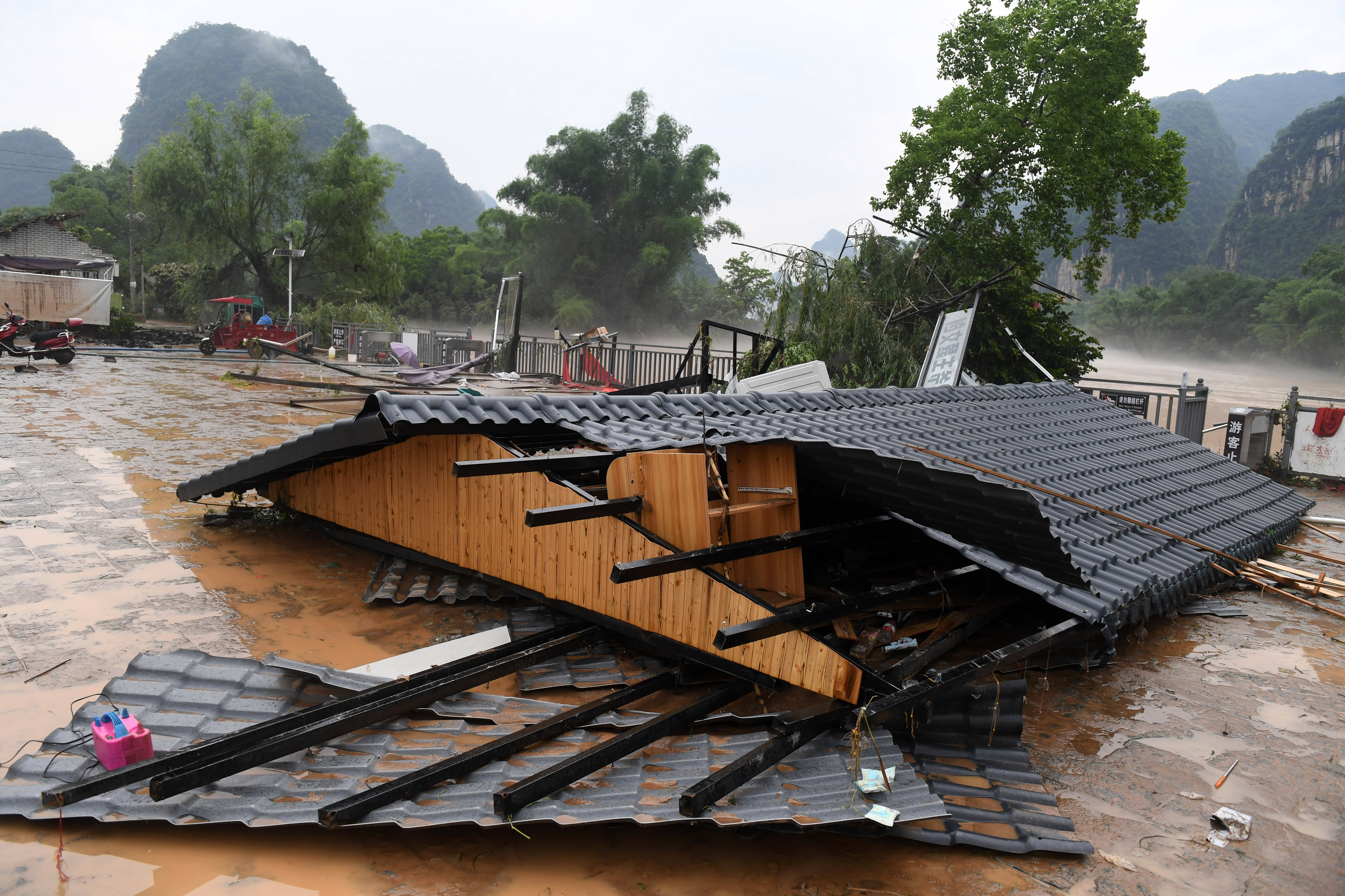 广西融水：暴雨引发洪涝灾害 消防人员紧急救援_凤凰网视频_凤凰网