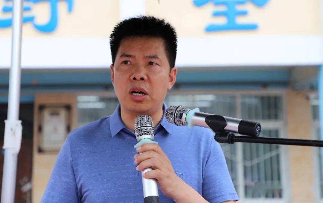 市教体局调研员潘中华主持揭牌仪式.