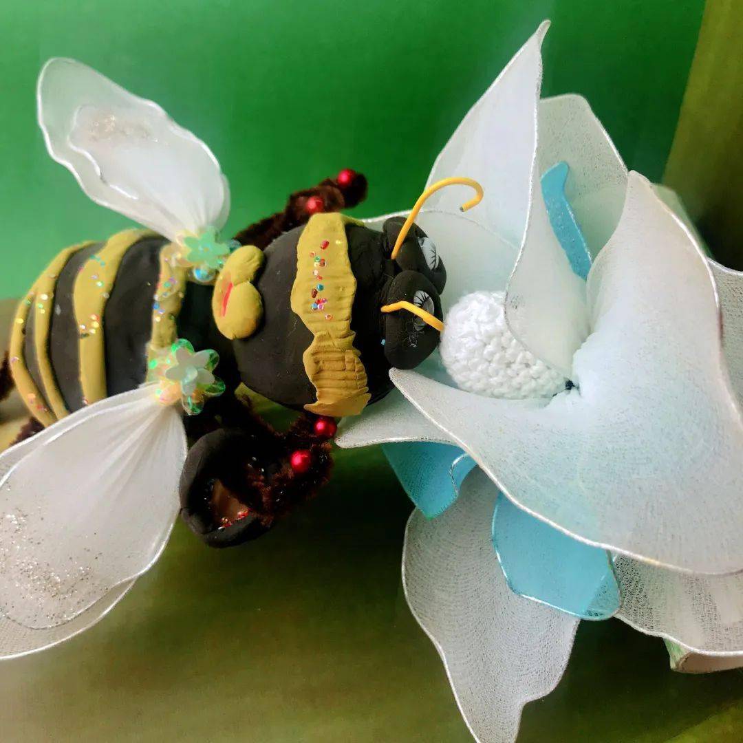 小蜜蜂百合花语图片
