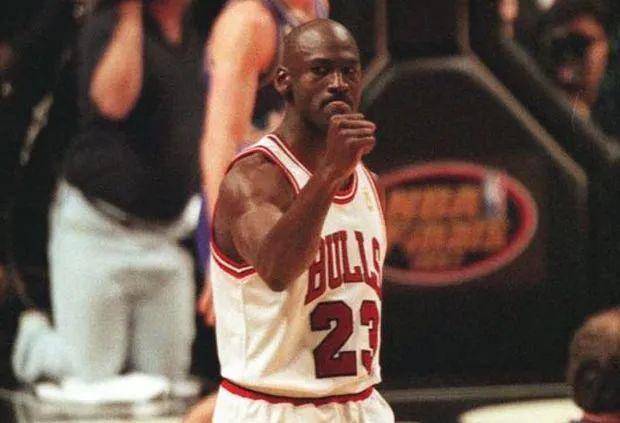 乔丹回身,抿嘴,右手握拳,眼神凌厉地横扫世界.