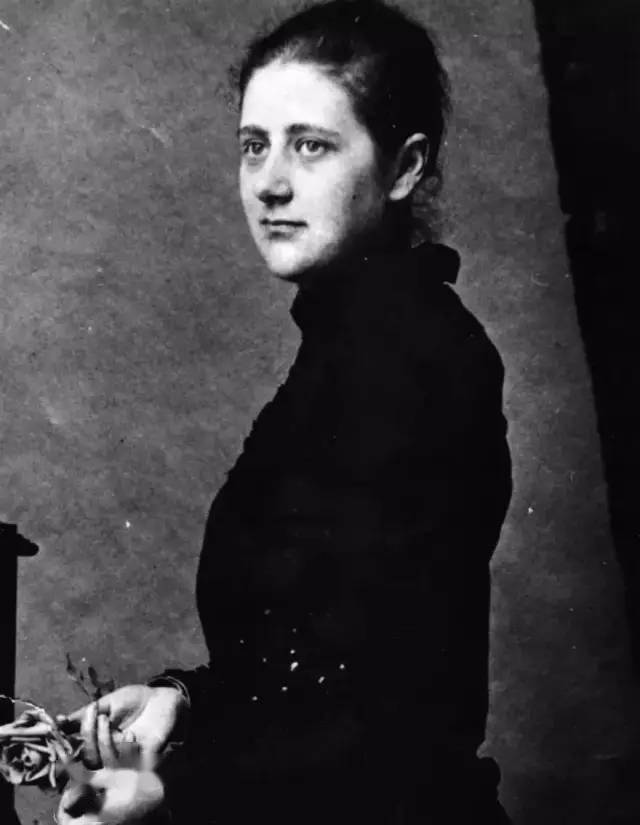 而在这只萌坏了的小兔子的背后,是一位叫做  碧雅翠丝·波特的传奇