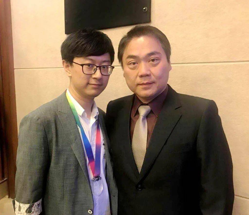 我校辩论队指导教师李茂与著名辩手林正疆老师合影