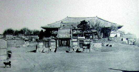 这是大约上世纪30年代拍摄的奉国寺(资料照片).