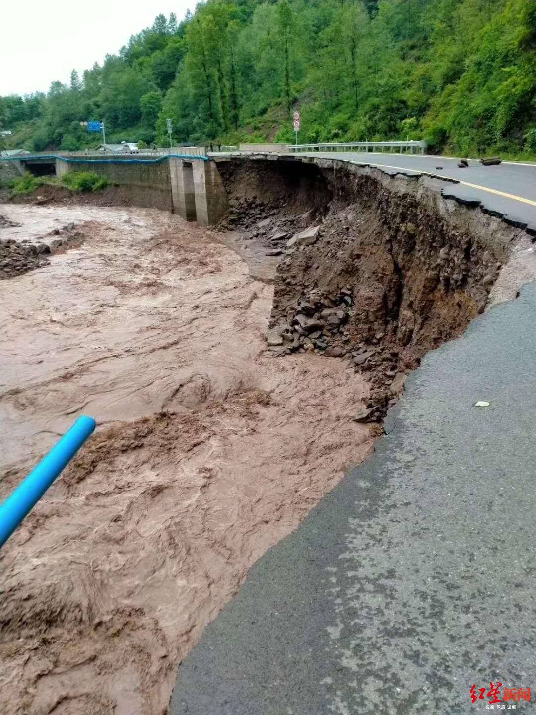 暴雨引发洪水,四川凉山多条道路路基塌陷中断