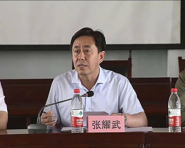 近日,县人大常委会副主任张耀武带领清理规范违规违建项目代表小组和