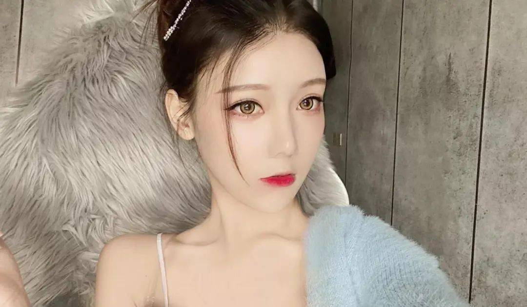 "子然学姐"是斗鱼平台的一名舞蹈主播,由于身材和