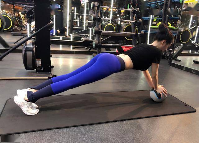 男人装封面女神蜜宝宝健身房大秀a4腰,身材艳压袁姗姗