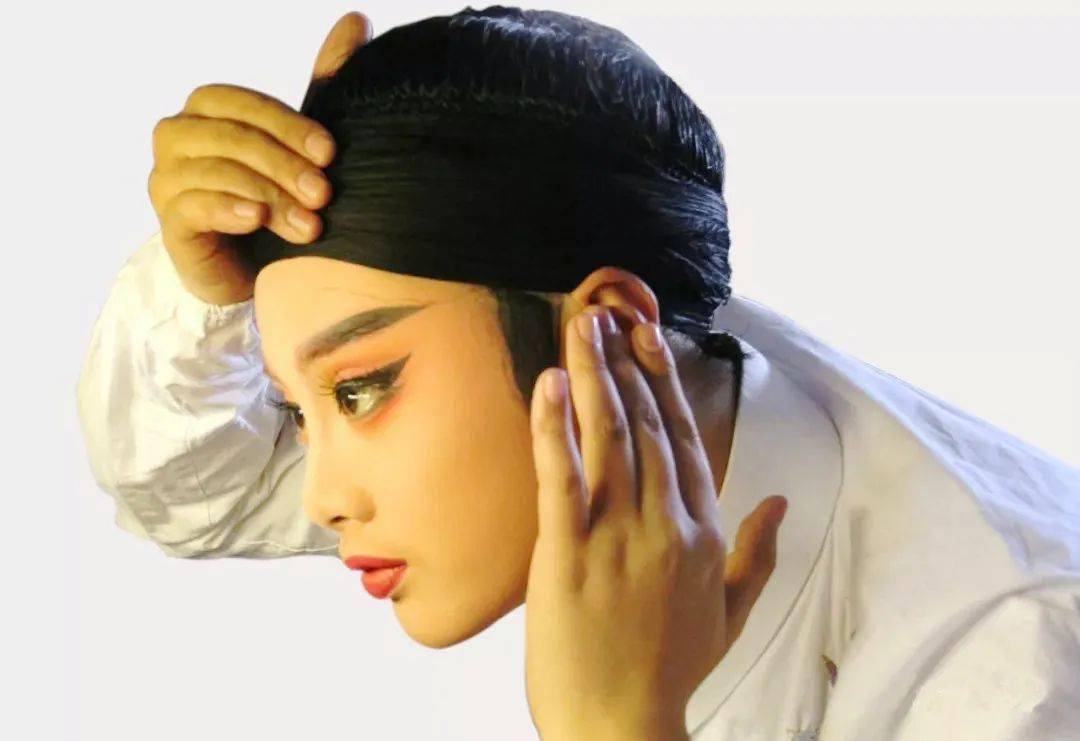 天台95后"小姐姐"戏台上变"超级男生"!_越剧