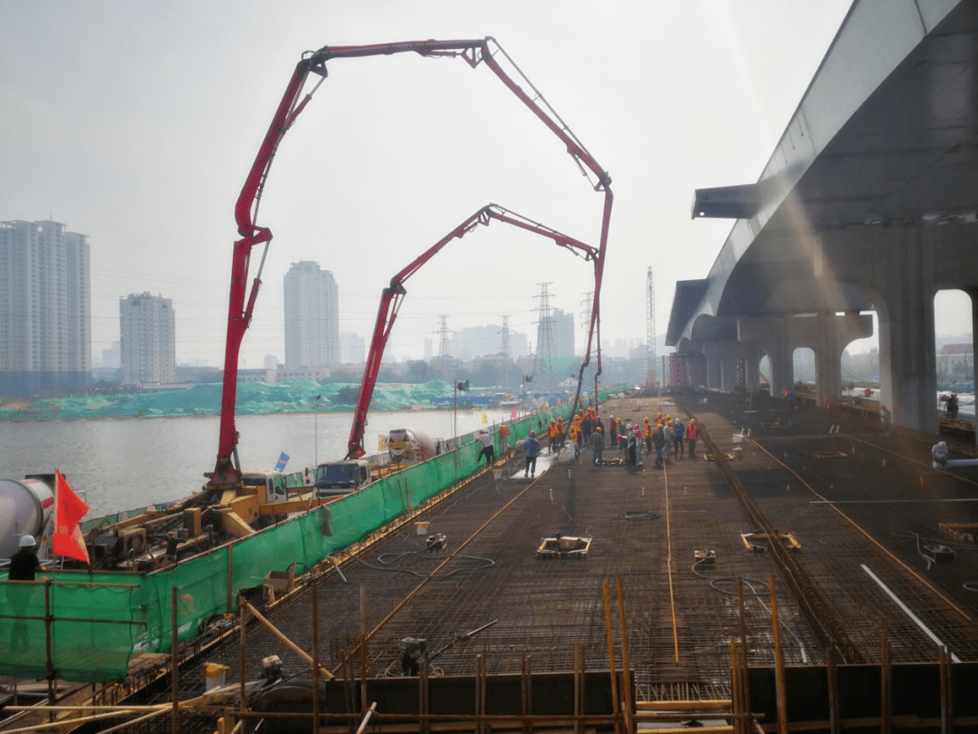 秦皇岛交通要道建设工程取得阶段性进展十余处月季花海惊艳盛放