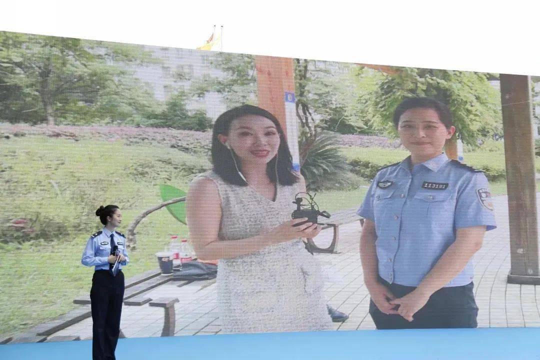向市民进行反诈宣传著名媒体时评人 俞伯鸿共青团江干区委员会副书记