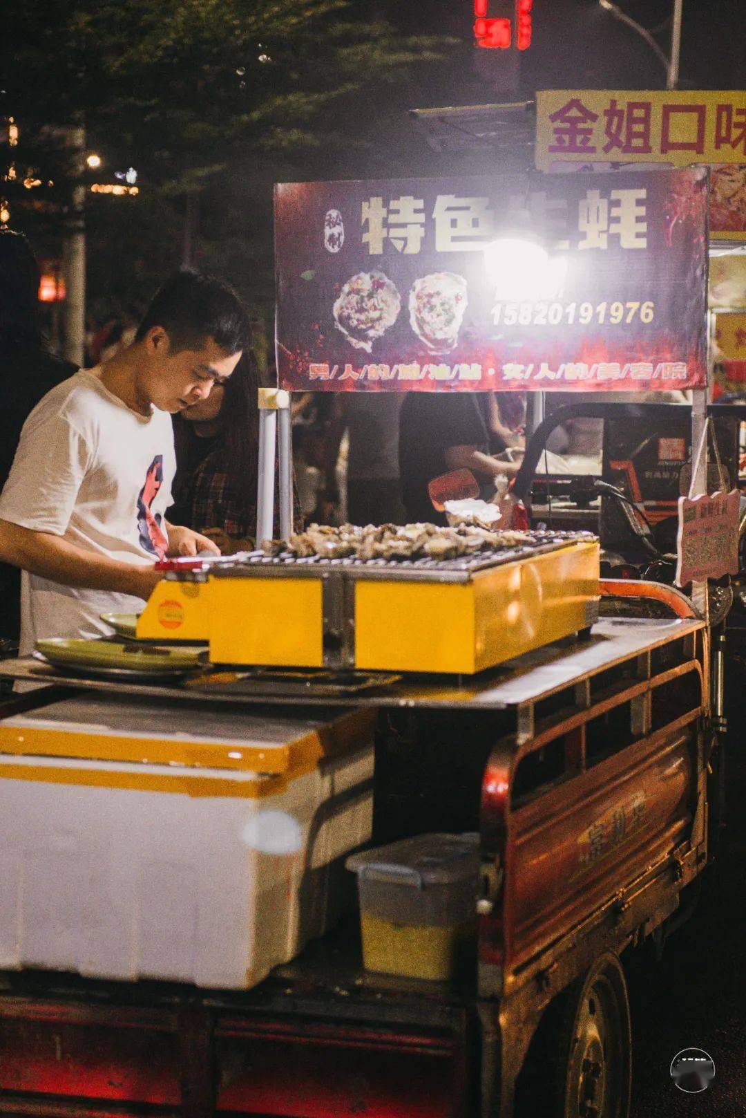 湛江地摊总会出现的:生蚝摊 作为本地特色的生蚝,每10个摊中就必右换