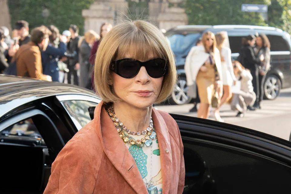 昨日,美国版《vogue》杂志的主编anna wintour含泪道歉:"我应该更重视