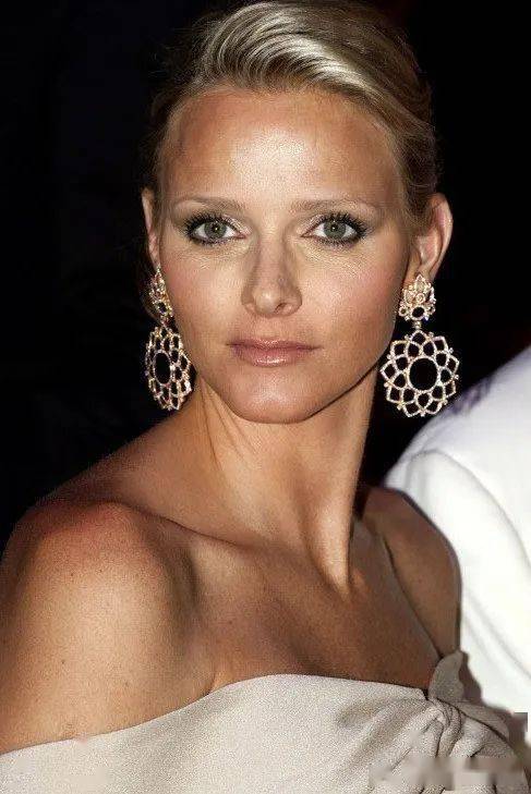 夏琳王妃 夏琳王妃也是一名退役运动员,对身材的管理肯定不落人后