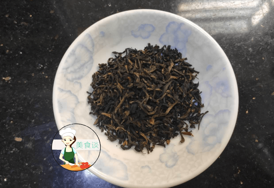 3,准备10克的红茶.(先过热水清洗一下,茶的第一泡一般会倒掉).