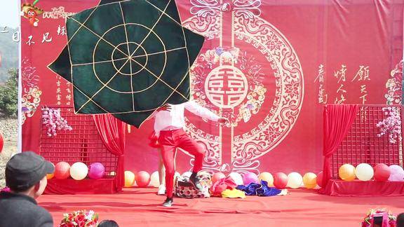 农村婚庆表演转手绢手绢绝活让人眼花缭乱台下观众一片叫好