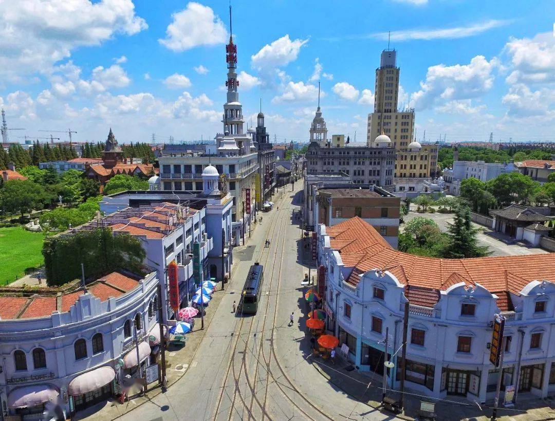 休闲度假等功能的综合性旅游区,主要景点由南京路,石库门里弄群,马勒