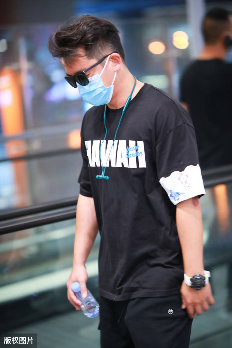 郑恺现身机场走路匆匆有些忙婚后发福脸都圆润了