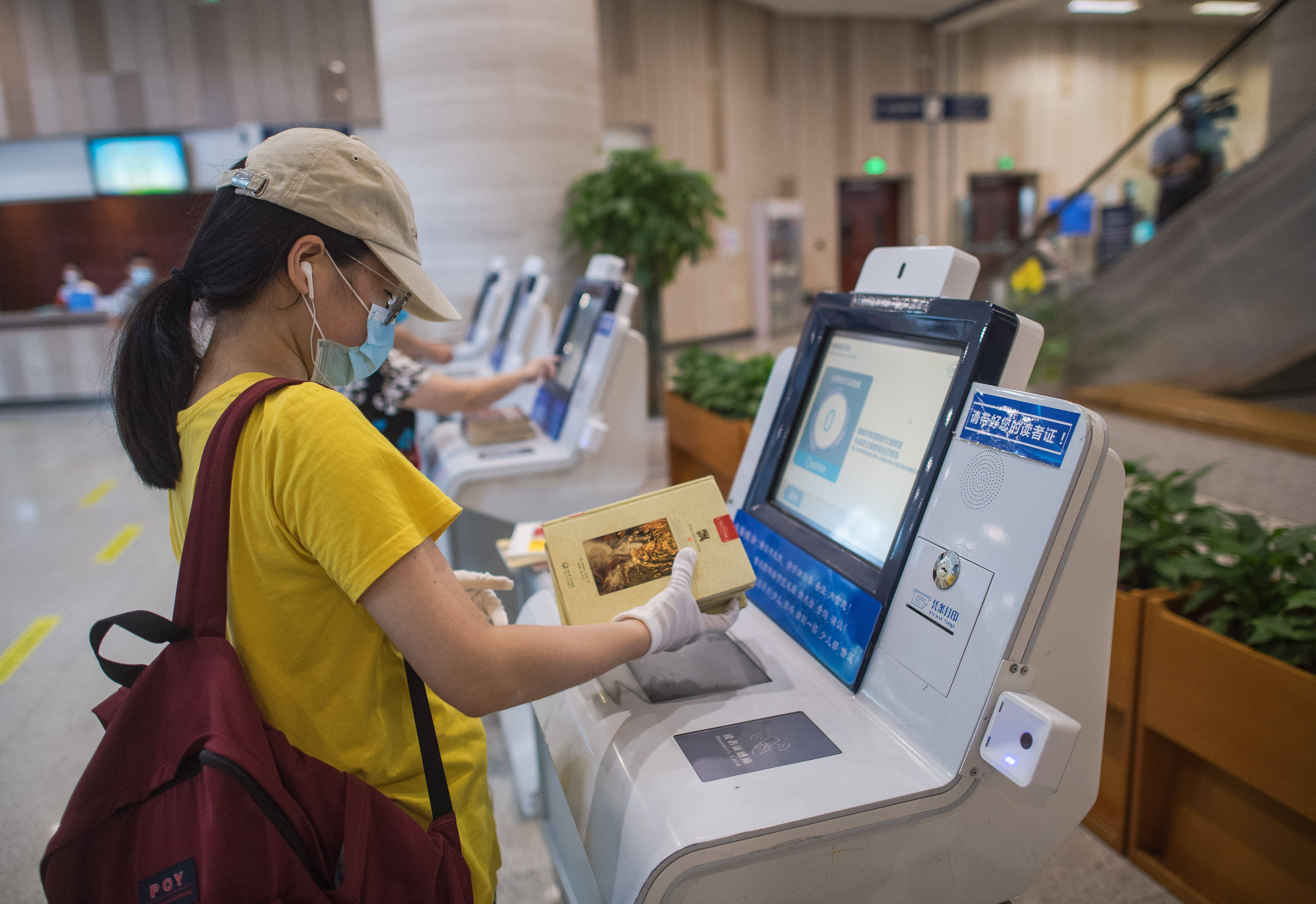 6月14日,在湖北省圖書館,市民歸還借閱的書籍.