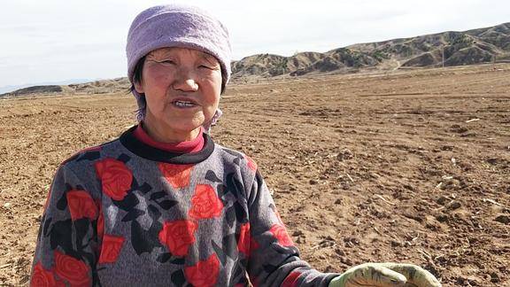 农村67岁大妈下地干活为啥不歇歇一番话说到农民心眼里了