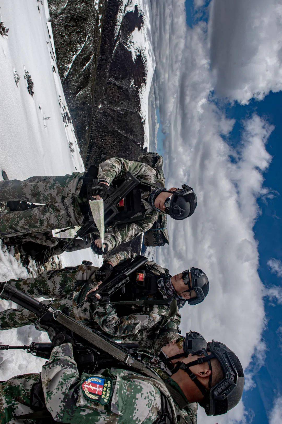 课目雪山重装行军海拔4800米