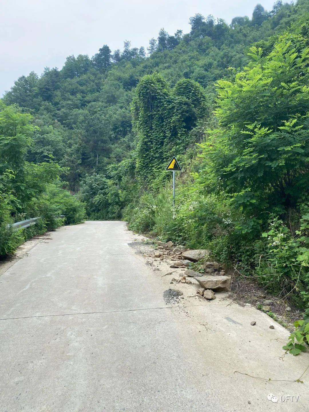 峦庄镇马家坪村河口村峡河村村路砂石杂物占用路面影响行车安全