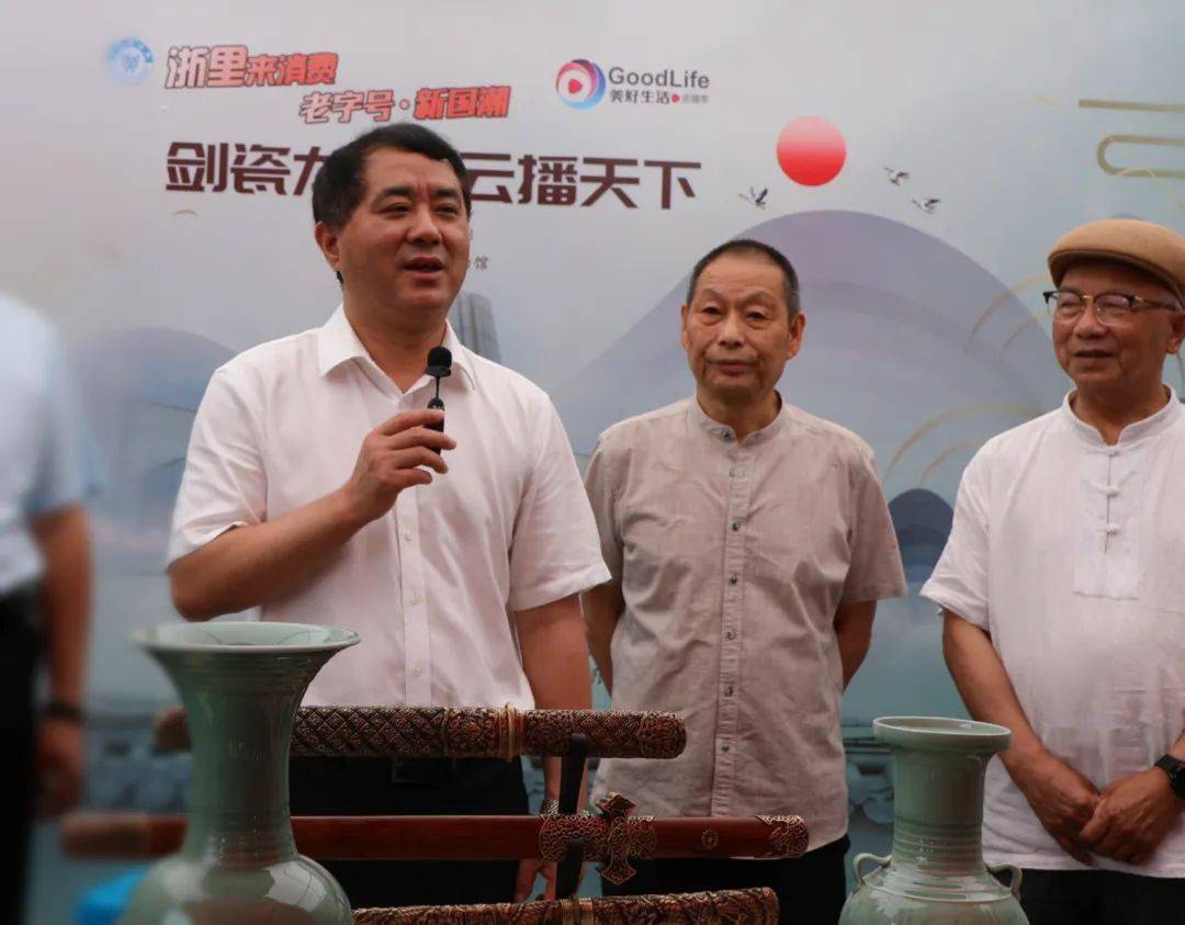 王顺发在直播间用超"接地气"的话语向网友们介绍了龙泉概况.