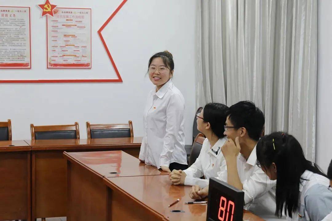 会议室内不时传来按抢答器的声音和选手答题的声音,这是两支党小组