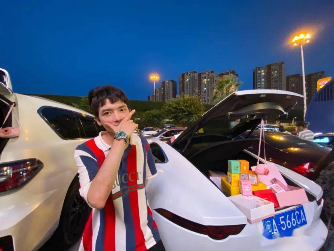 福州100位奔驰改装车主摆摊归来你猜赚了多少