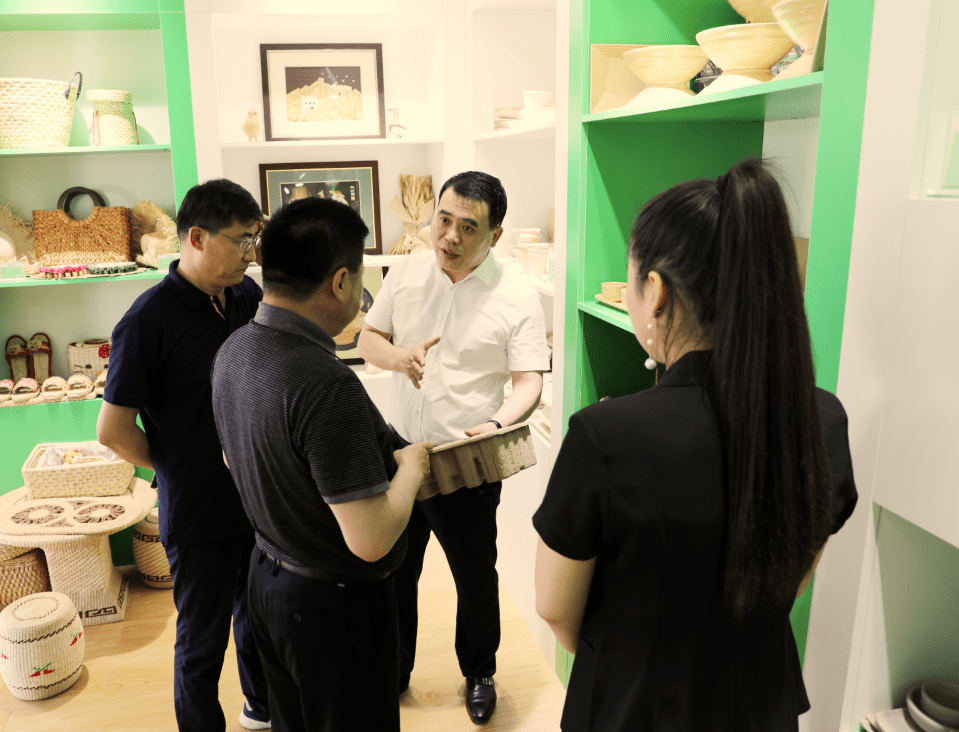 黑龙江省孙吴县县长徐刚考察秸秆控股集团,加快汉麻秸秆资源利用