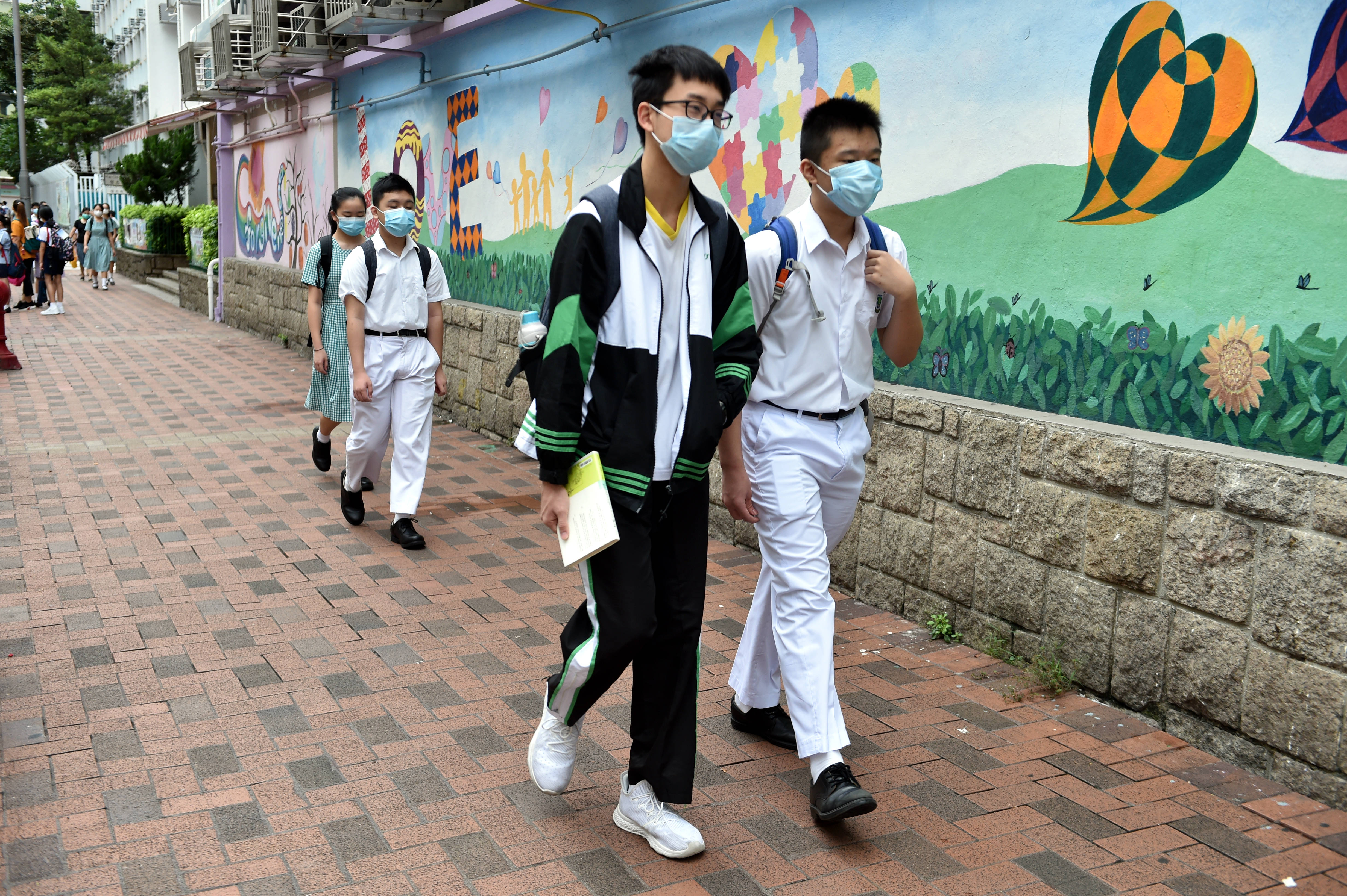 香港新冠肺炎疫情缓和中小学课堂大致恢复正常 新华社