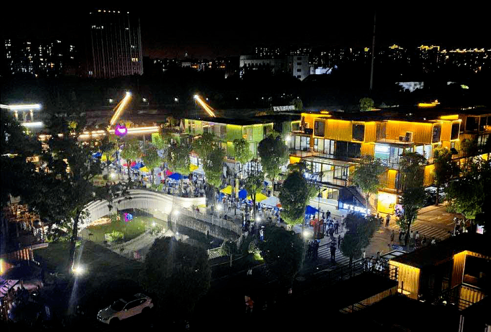 宝山智慧湾的首届夜生活节可谓人气高涨火爆的夜市让朋友圈热闹非凡