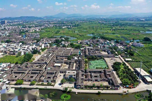 走进澄海隆都镇前美村,古色古香的建筑群,盘根错节的古榕树和山清水秀