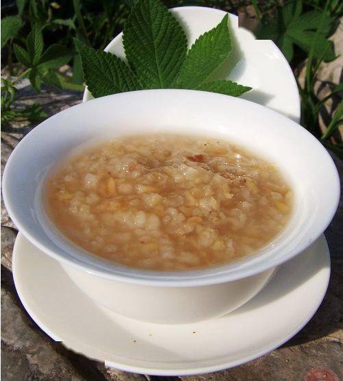 左洁拍摄永隆镇民间,历来就有食用稀米茶的传统,其制作工艺简单,将