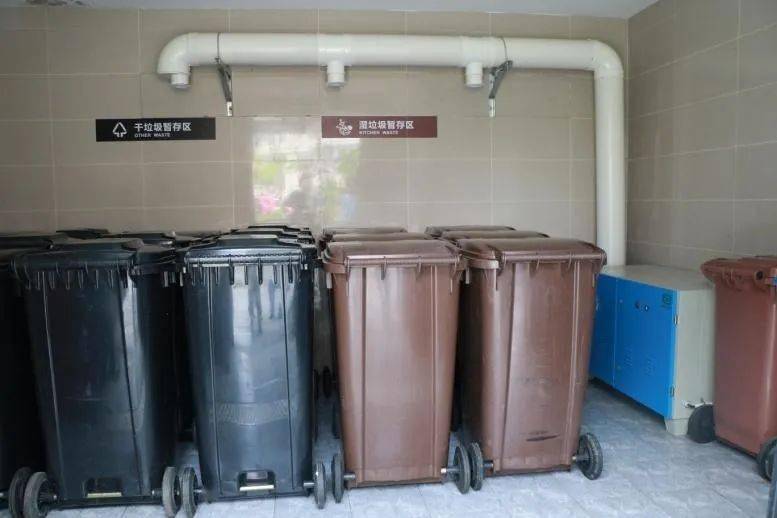 外观体现"仓城历史文化"的垃圾房成了小区最美的风景点,自动扫码,电动