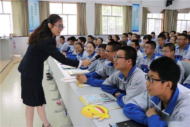 桃李爭妍學校教師由理事會面向全國公開遴選優秀在編在崗教師和招聘