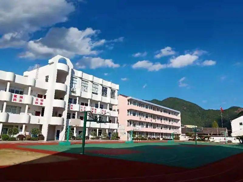 现在,我还在黄岩西部山区小镇的一所学校——宁溪初级中学干着教书
